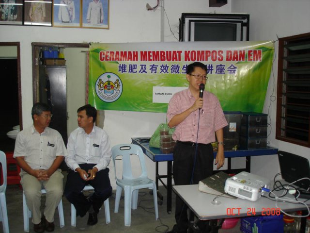 YB. Tuan Ong Chin Wen merasmikan ceramah membuat kompos dan EM di Taman Duku pada 24 Okt. 2008.
